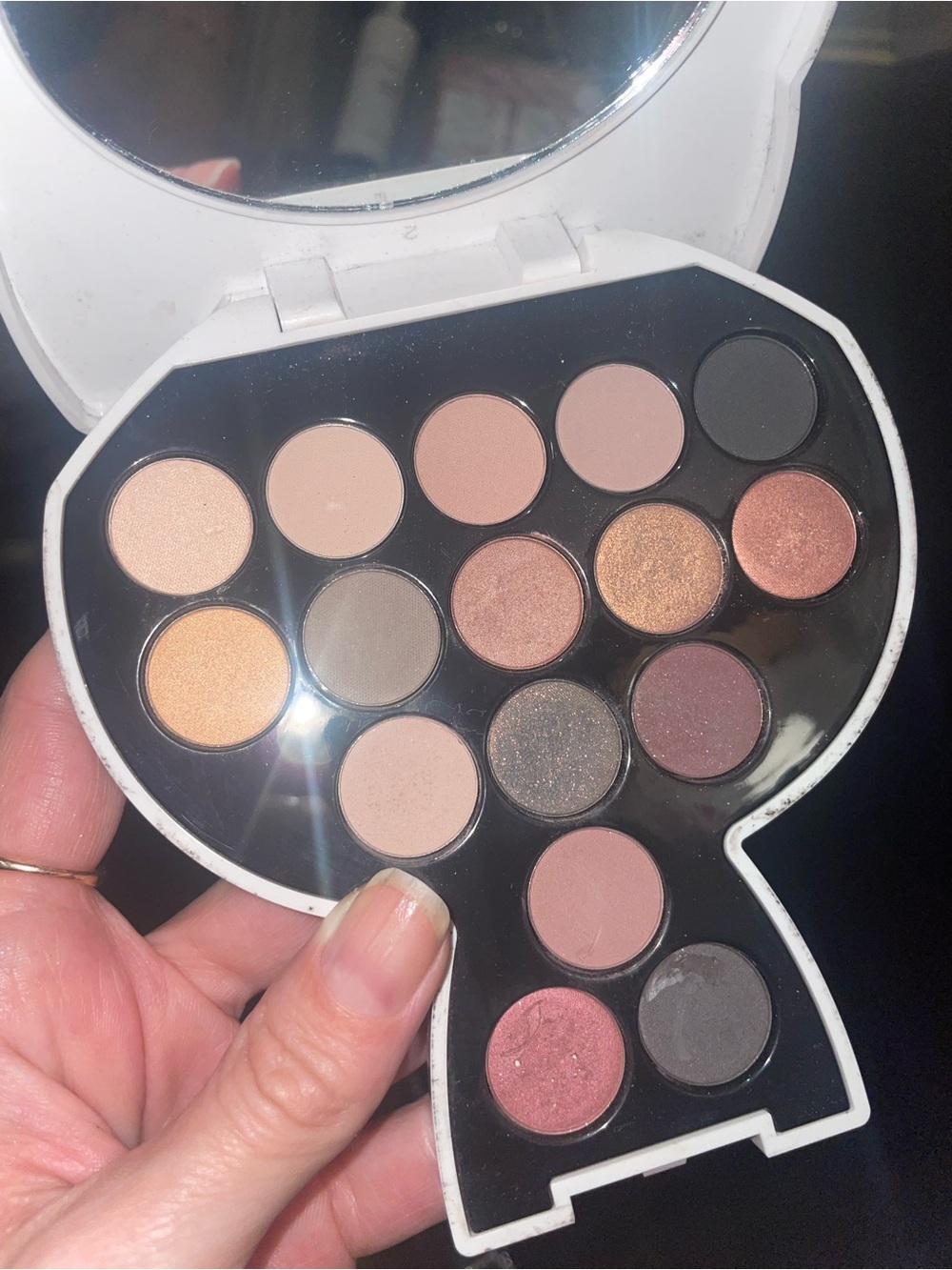 Karl Lagerfeld Cat-Shaped Eyeshadow Palette in White with Neutral & Rose Tones - Picture 4 of 5
